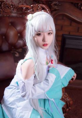 男妓跪在胯下用嘴伺候_720韩国电影在线观看